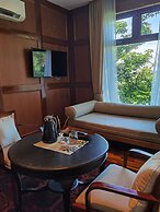 Ambong Pool Villas