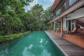 Ambong Pool Villas