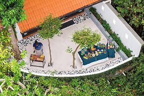 Ambong Pool Villas