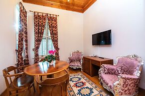 Mom Hotel