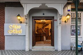 Mom Hotel
