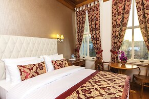 Mom Hotel