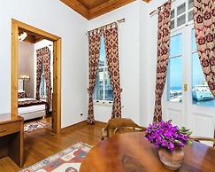 Mom Hotel