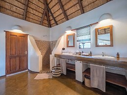 Nyati Safari Lodge