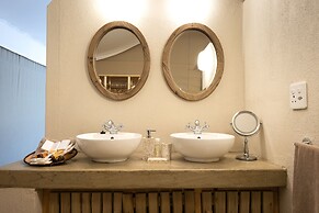 Nyati Safari Lodge