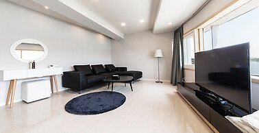 J hotel