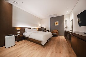 Golden River Hotel