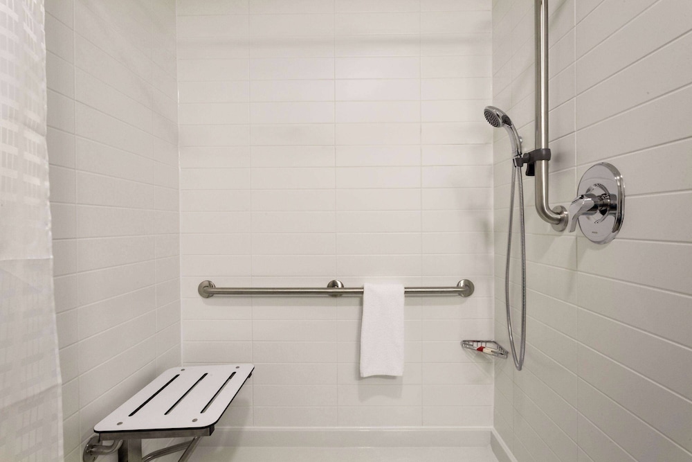 Microtel Inn & Suites by Wyndham Oyster Bay