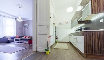Real Apartments Lovag