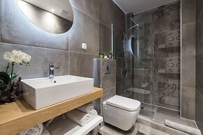 Mythic Summer Hotel