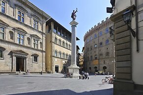 Short-let Florence Apartment Parione