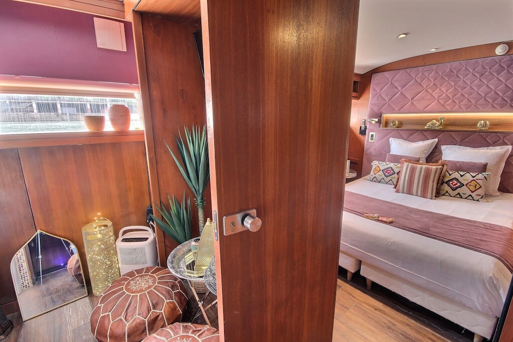 VIP Paris Yacht Hotel