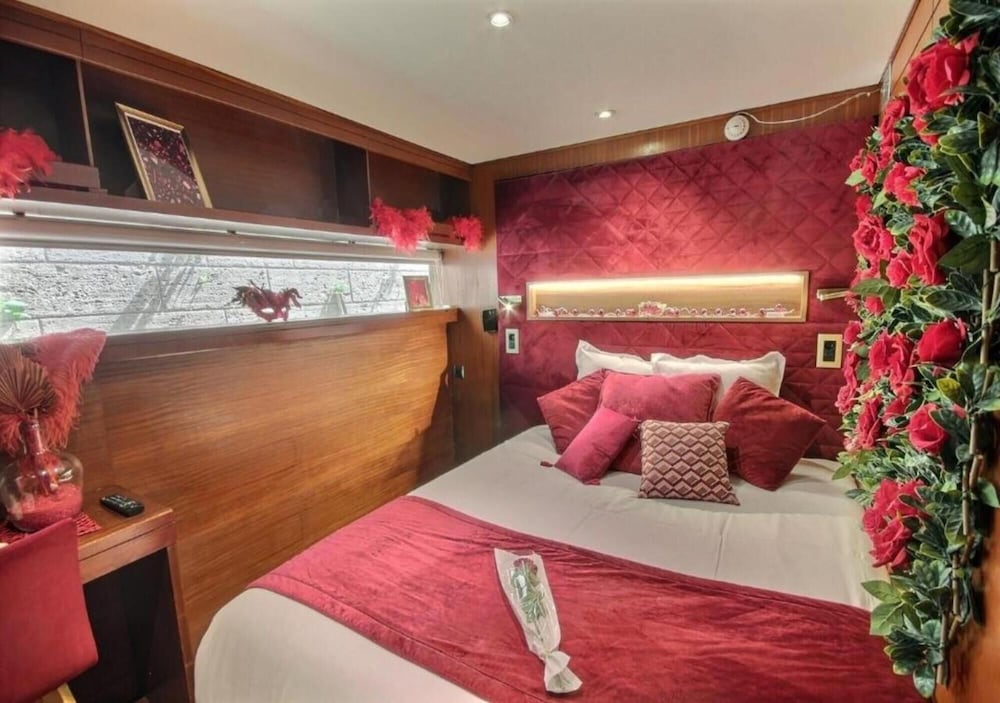 VIP Paris Yacht Hotel