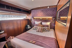 VIP Paris Yacht Hotel