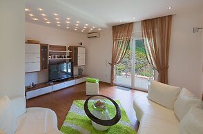 Montelux Apartments