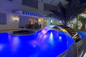 Montelux Apartments
