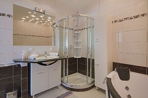 Montelux Apartments