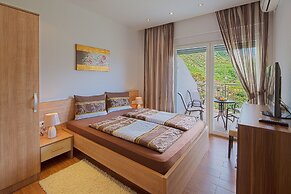 Montelux Apartments