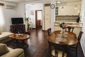 El Mar Apartments