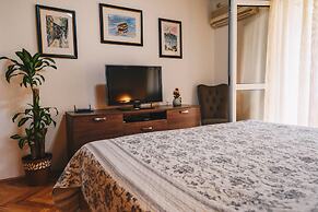 El Mar Apartments