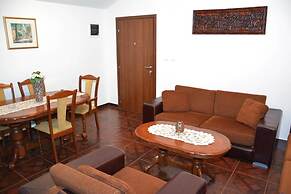 El Mar Apartments