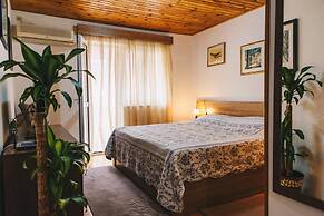 El Mar Apartments