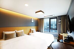 Full Moon Hotel