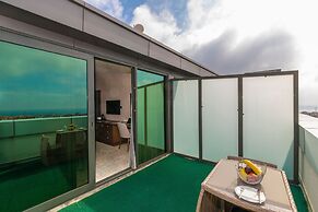 Land Park Hotel