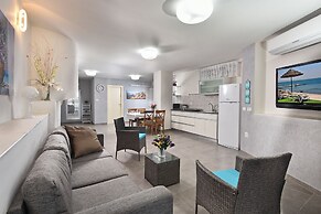 Luxury Suite with Jaccuzzi & Pool
