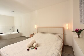 Luxury Suite with Jaccuzzi & Pool