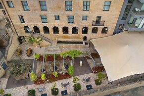 Palacio Tondon, Autograph Collection