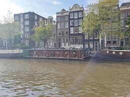 Hotel Canal View