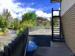 Riverside Motel