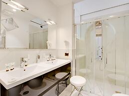 Queen Palace Suites