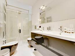 Queen Palace Suites
