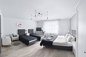 7th Room Guest House