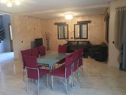Luxurious 5 Bedrooms Villa Ref HI51053