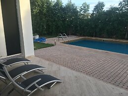 Luxurious 5 Bedrooms Villa Ref HI51053