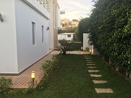 Luxurious 5 Bedrooms Villa Ref HI51053