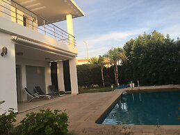 Luxurious 5 Bedrooms Villa Ref HI51053