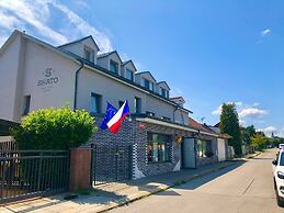 Grand Petit Hotel