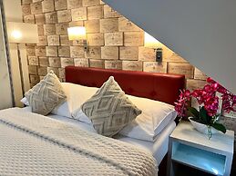 Grand Petit Hotel