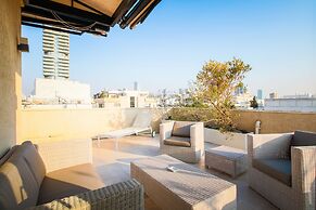 Chic Duplex Penthouse by FeelHome