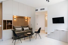 Elegant Duplex with XL Patio by FeelHome