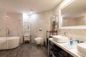 High Class Condo at Marina by FeelHome