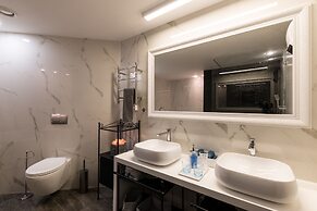 High Class Condo at Marina by FeelHome