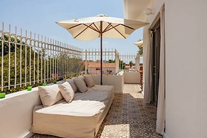 Terrace & View on Dallal square by FeelHome