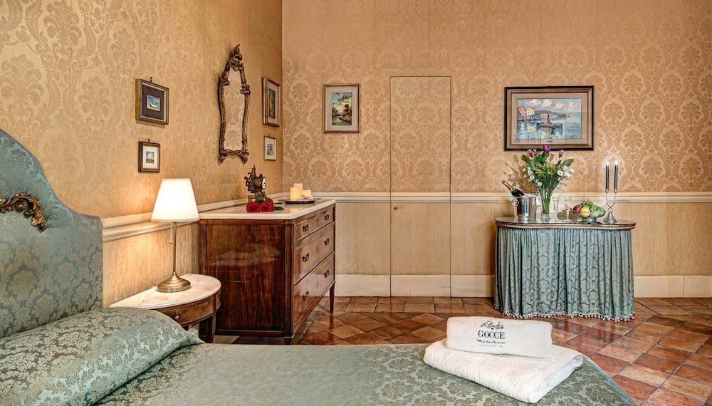 Lady Mary's Tribunali Luxury Suite