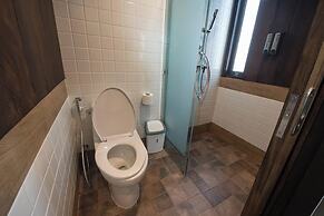 33 Poshtel