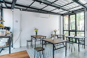 33 Poshtel